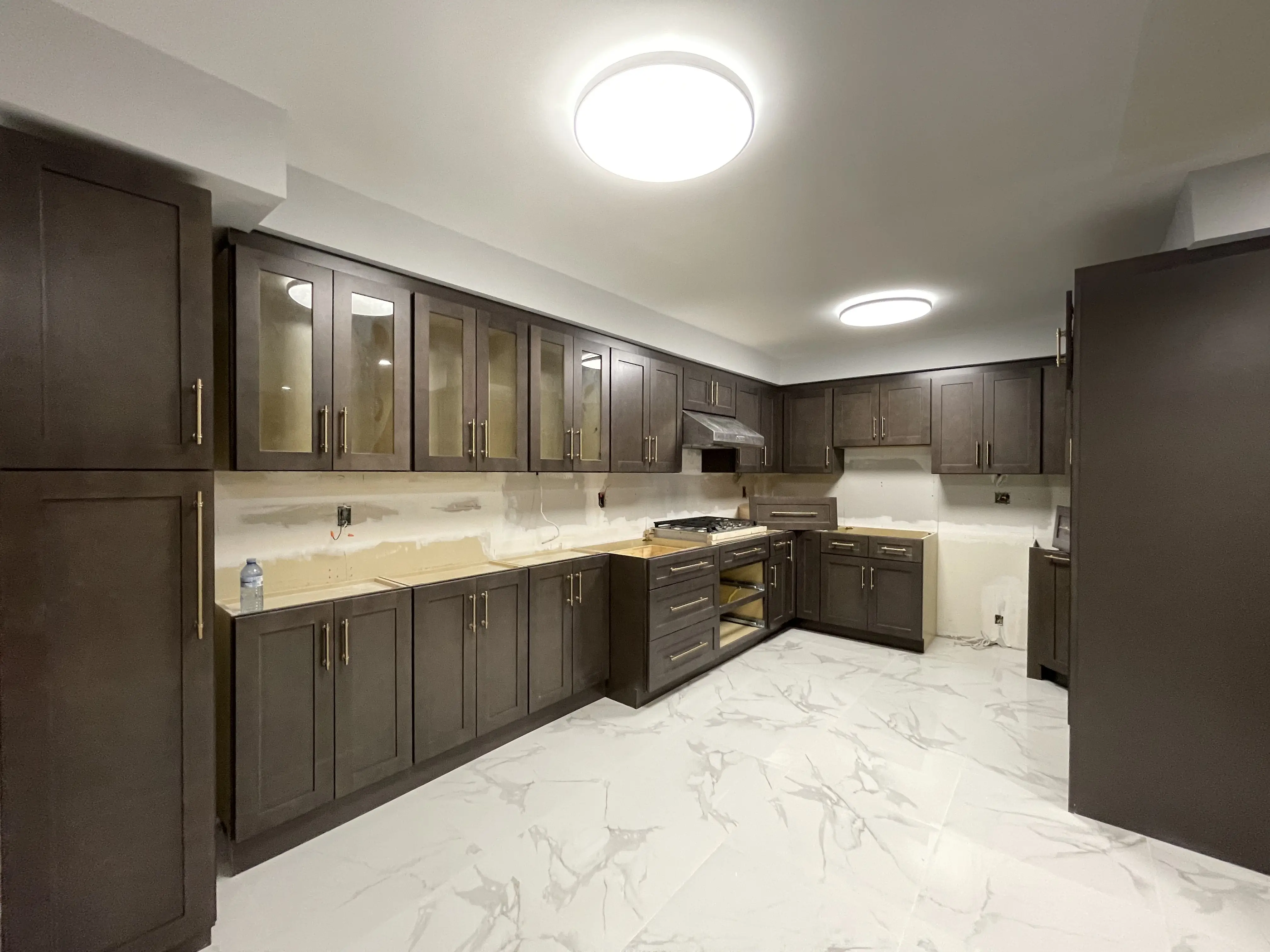 Second-unit kitchen with full-size appliances and quartz counters